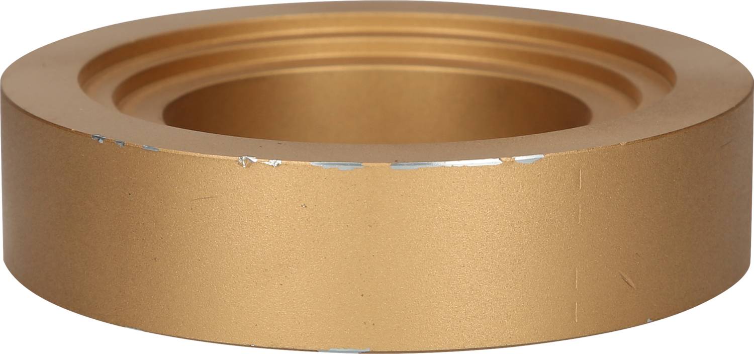 Metallischer Ring mit goldenem Finish, leichte Abnutzungsspuren an der Kante.