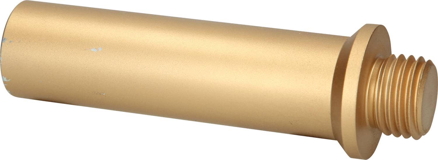 Ein metallischer, zylindrischer Adapter mit einem Gewinde an einem Ende. Oberfläche ist goldfarben.
