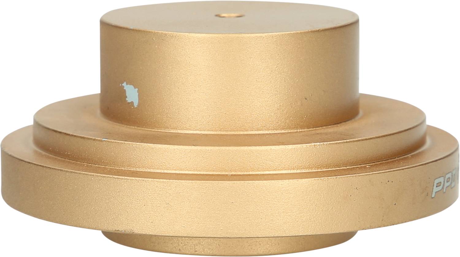 Ein rundes, goldenes Metallobjekt mit mehreren Ebenen. Oberseite flach, kleine Abnutzungsspuren sichtbar.