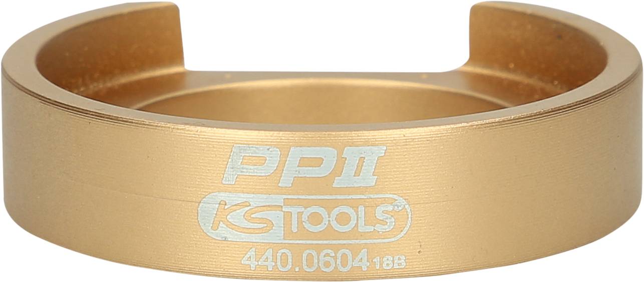 Ein goldfarbenes Werkzeugteil mit der Aufschrift 'PPII KS TOOLS 440.0604' dient als spezielles Zubehör für Fahrzeugreparaturen.