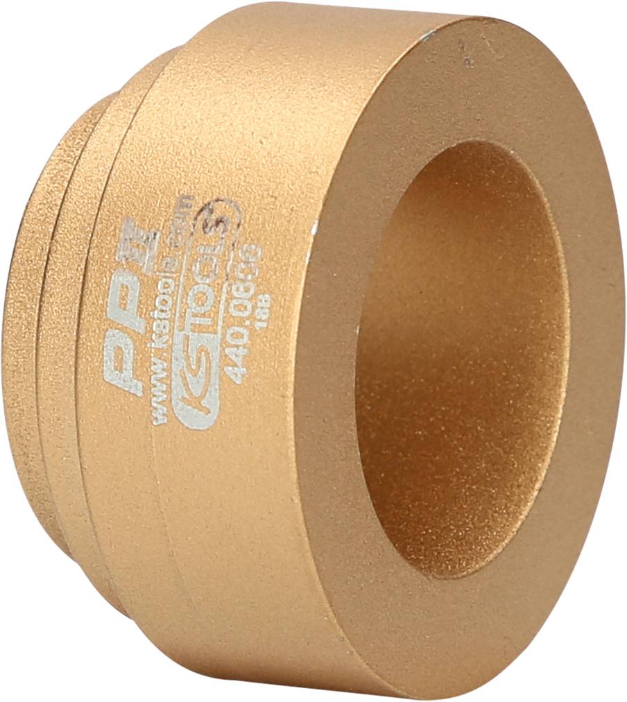 Goldener Metallring mit eingravierter Aufschrift 'PP KS TOOLS', vermutlich ein Werkzeug- oder Maschinenteil ohne sichtbare Funktion.