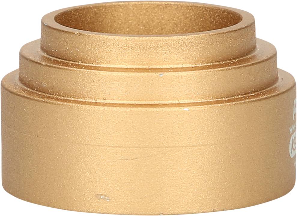 Ein goldfarbener, zylinderförmiger Metalladapter, abgestuft, wahrscheinlich ein Adapter oder eine Halterung.