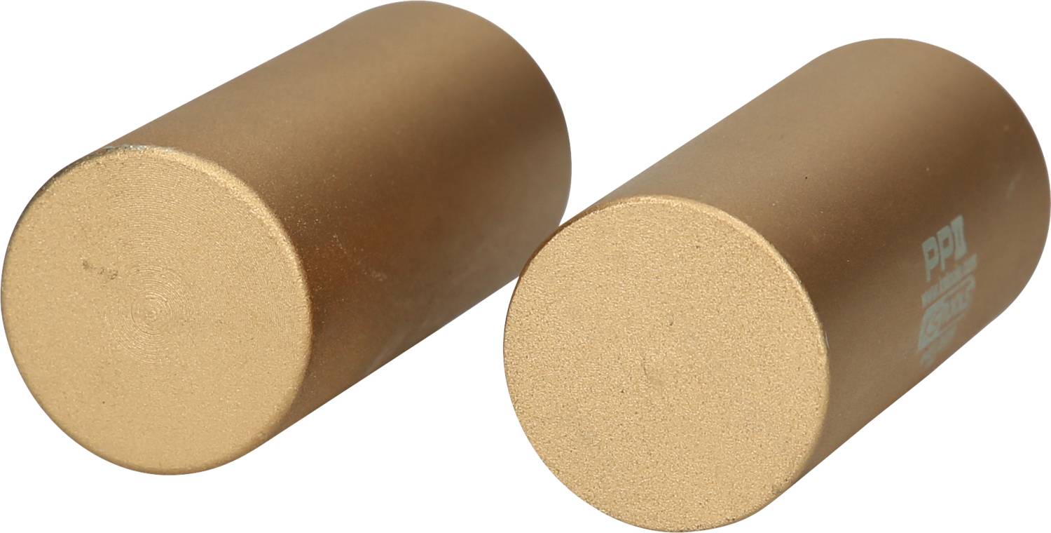 Zwei goldene zylindrische Metallstücke liegen nebeneinander. Sie haben eine matte Oberfläche ohne sichtbare Muster oder Gravuren.