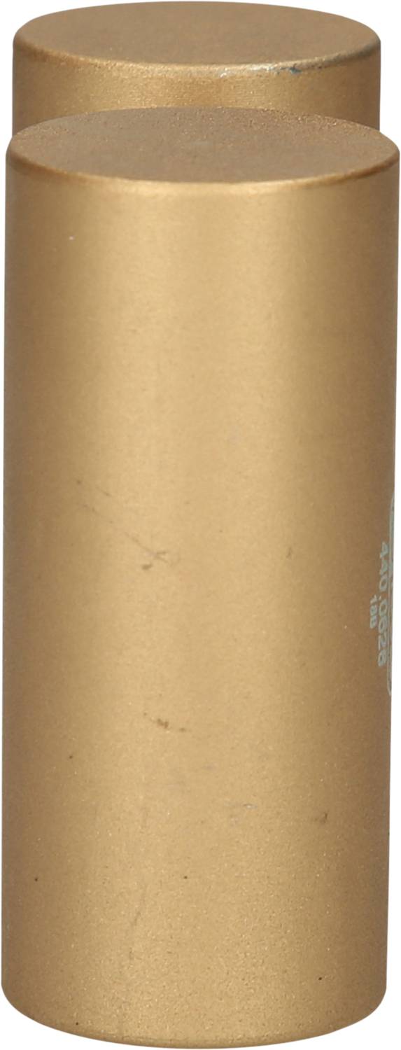 Ein goldener, zylindrischer Lippenstift ohne sichtbare Aufschrift oder Logo, aufrecht stehend vor einem neutralen Hintergrund.