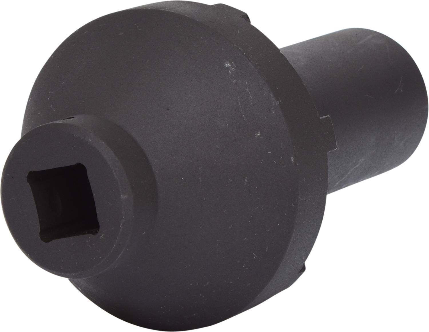 Ein schwarzes mechanisches Bauteil, das wie ein Adapter oder eine Nuss wirkt, mit einer quadratischen Öffnung auf der Vorderseite.