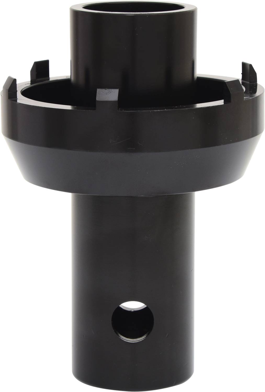 Ein schwarzer, zylindrischer Adapter mit einer Öffnung und mehreren Kerben auf der breiteren Seite, dient als Verbindungselement.