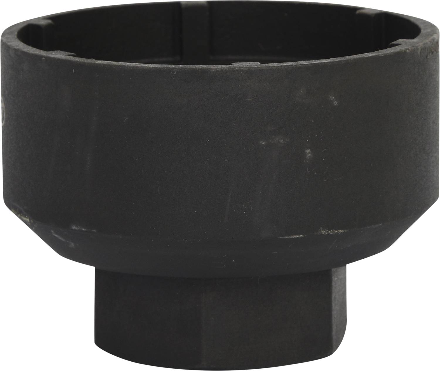 Ein schwarzer Metallzylinder mit glattem, flachem Rand und sechseckiger Basis. Geeignet als Werkzeugaufsatz.