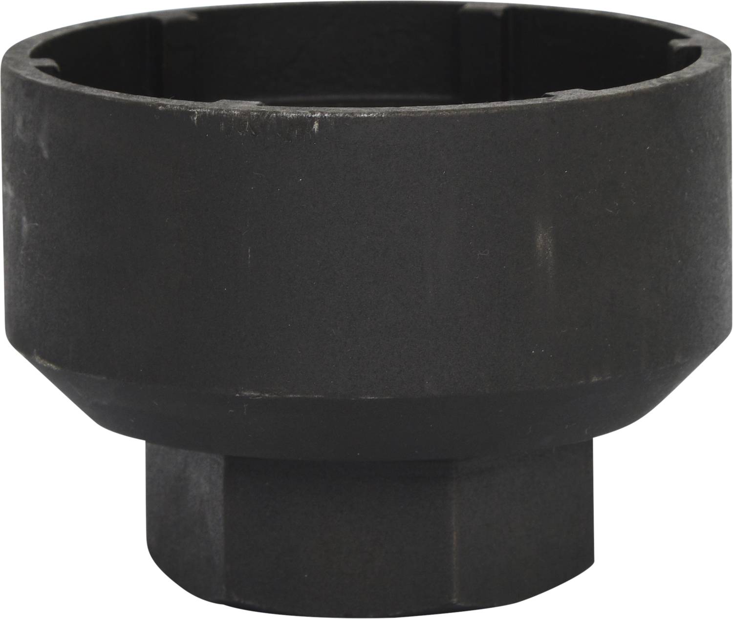 Ein schwarzer, zylindrischer Metalladapter mit breiter Oberseite und schmaler Basis, vermutlich als Werkzeug oder Teil eines größeren Geräts.