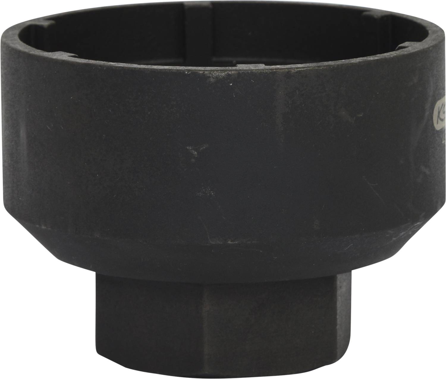 Schwarzes rundes Metallwerkzeug, vermutlich eine Stecknuss, mit sechskantiger Basis und breiterer zylindrischer Öffnung oben zur Befestigung an Schrauben oder Muttern.