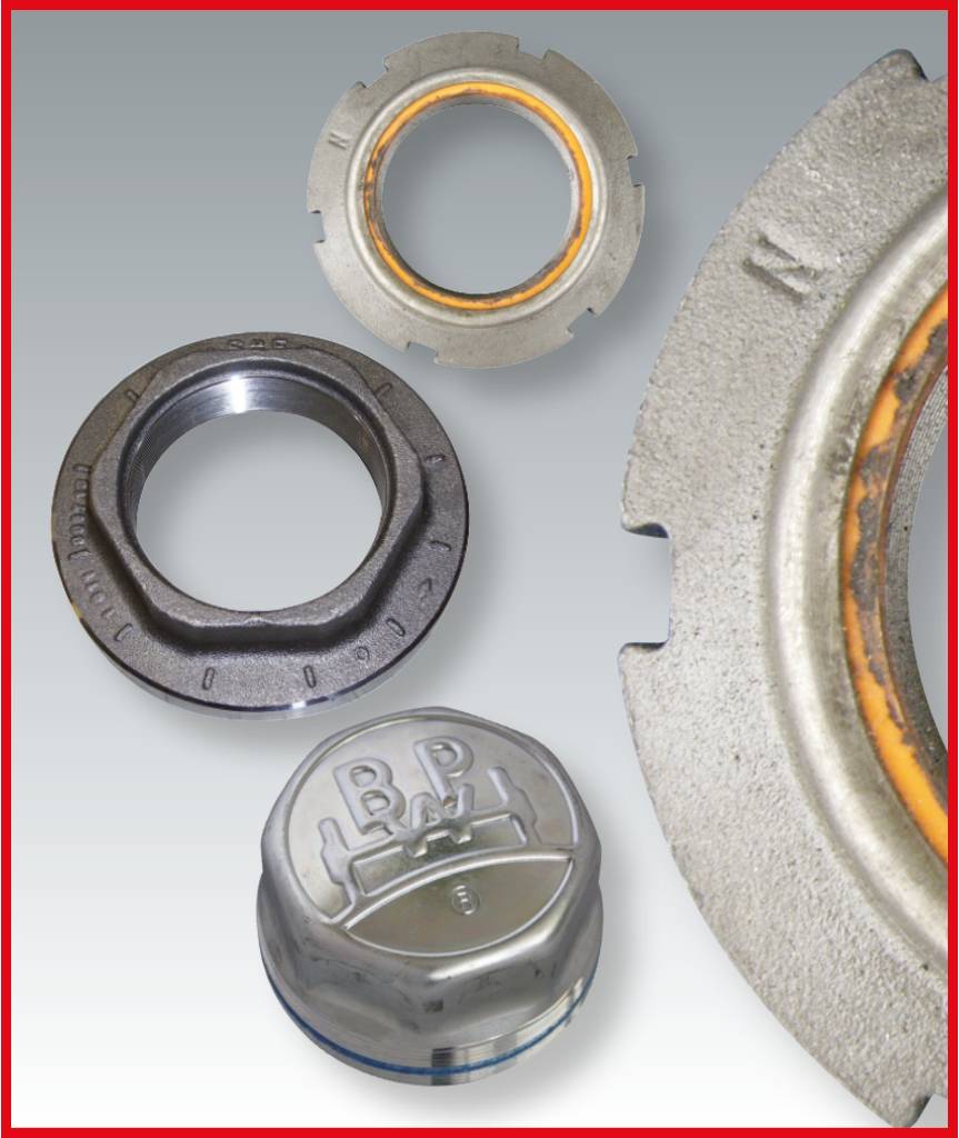 Diverse Maschinenteile, darunter eine Metallmutter, ein gewölbter Deckel mit 'BPW'-Schriftzug und ein gezahnter Ring. Hintergrund grau.