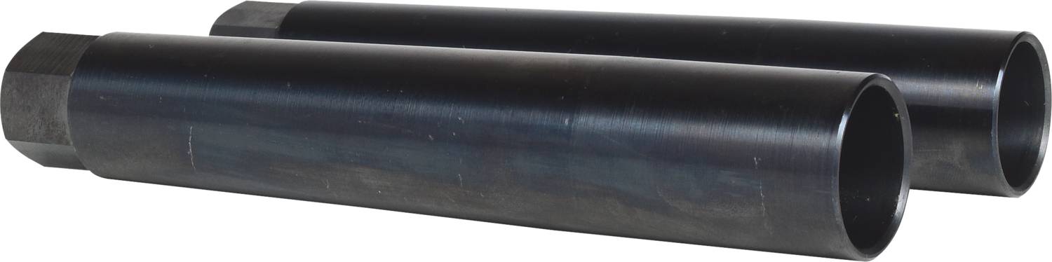 Zwei schwarze Metallrohre nebeneinander auf weißem Hintergrund. Das eine Rohr hat ein Sechskantende, das andere ist zylindrisch.
