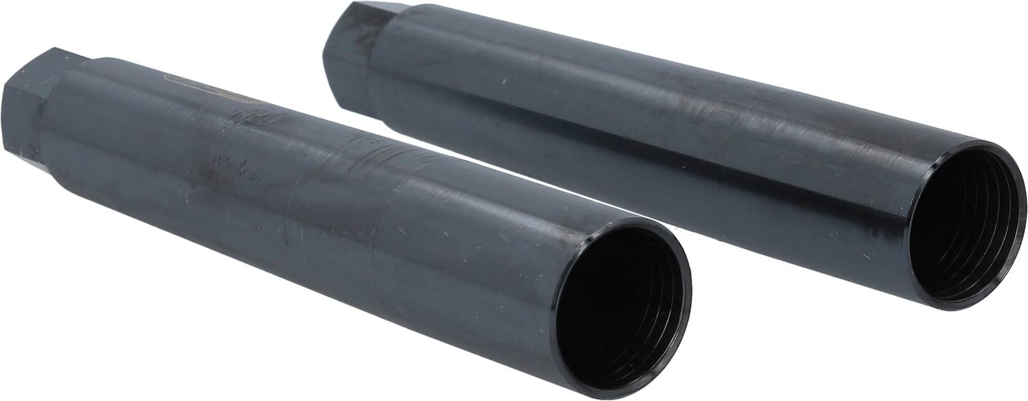 Zwei schwarze, zylindrische Metalladapter mit Gewinde liegen nebeneinander. Sie wirken robust und sind zur Verbindung von Rohren geeignet.