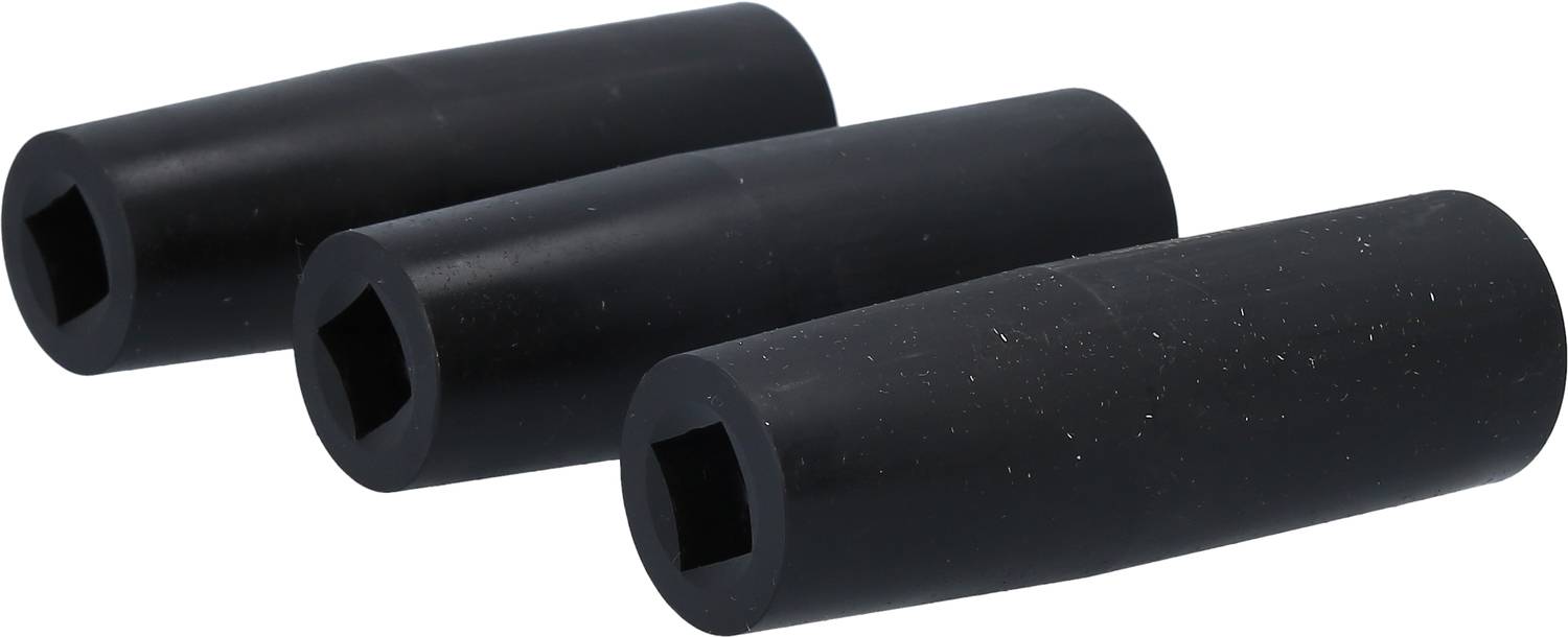 Drei schwarze gummierte Griffe mit quadratischen Öffnungen, in einer diagonalen Reihe angeordnet.