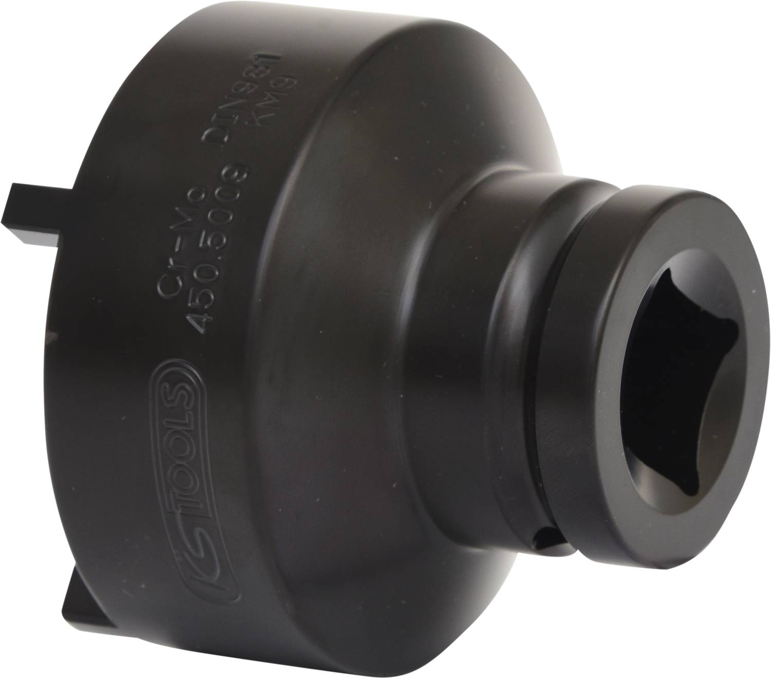 Ein schwarzes, rundes Metallwerkzeug, möglicherweise eine Stecknuss, mit eingravierten Markierungen auf der Oberfläche.