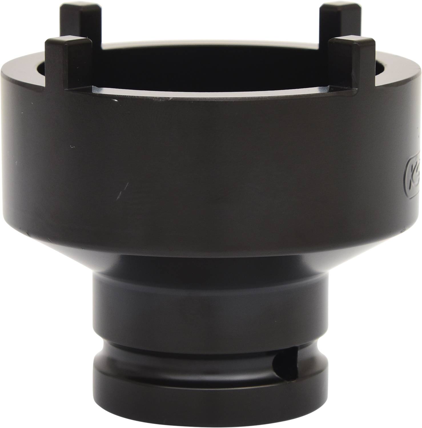 Schwarz lackiertes metallisches Werkzeugteil, zylindrisch, mit vier hervorstehenden Zapfen oben. Verwendet zur Werkzeugbefestigung.