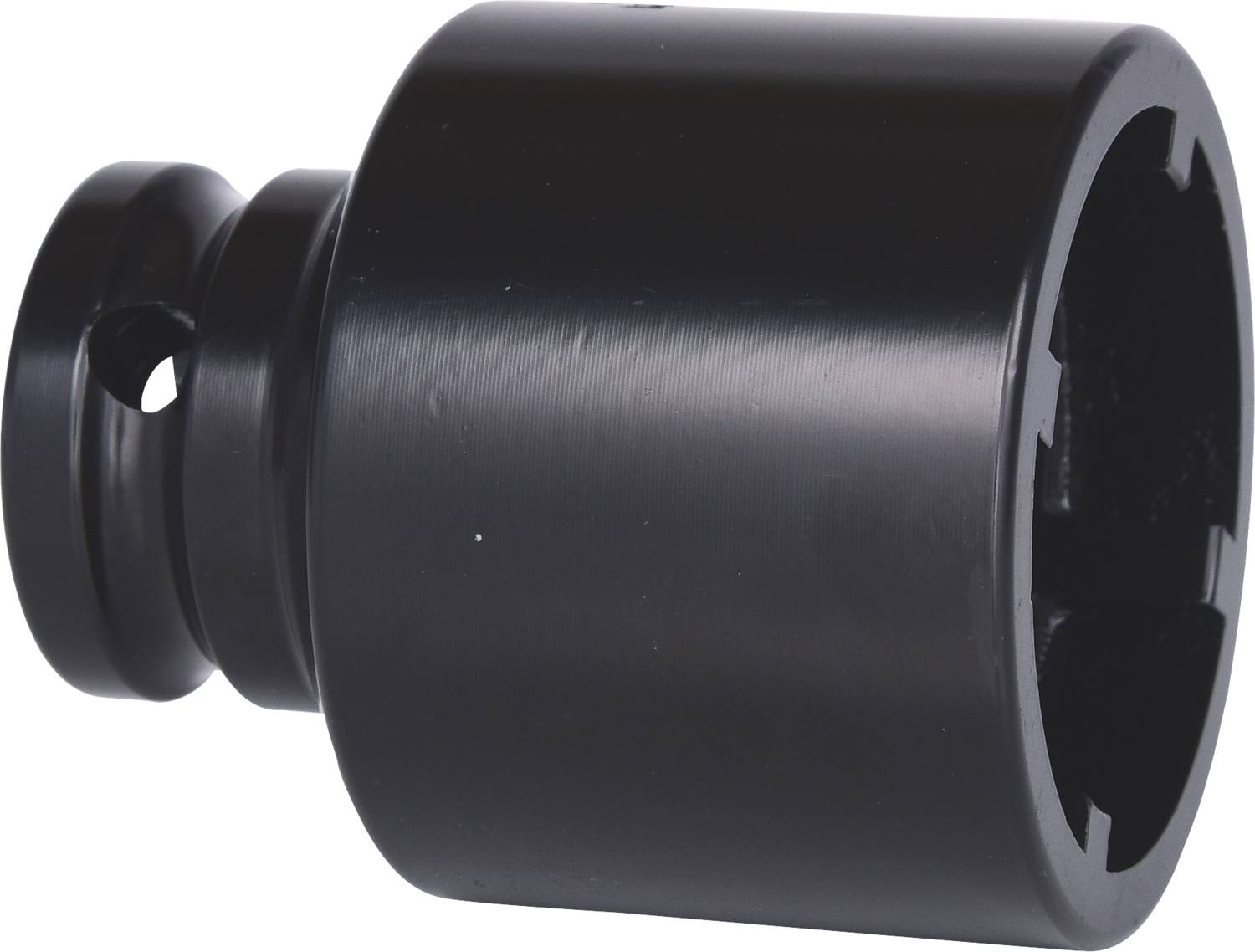 Ein schwarzes Metallobjekt mit zylindrischer Form, leicht abgeschrägt an den Kanten, vermutlich ein mechanisches Bauteil.