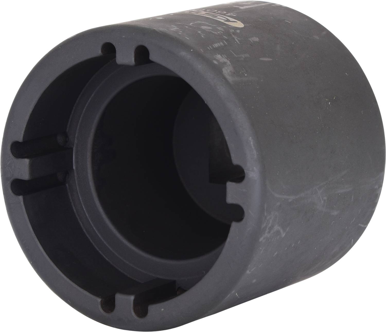 Ein schwarzer, zylindrischer Adapter mit mehreren Schlitzen und Öffnungen, verwendet zur mechanischen Verbindung oder als Teil eines Geräts.