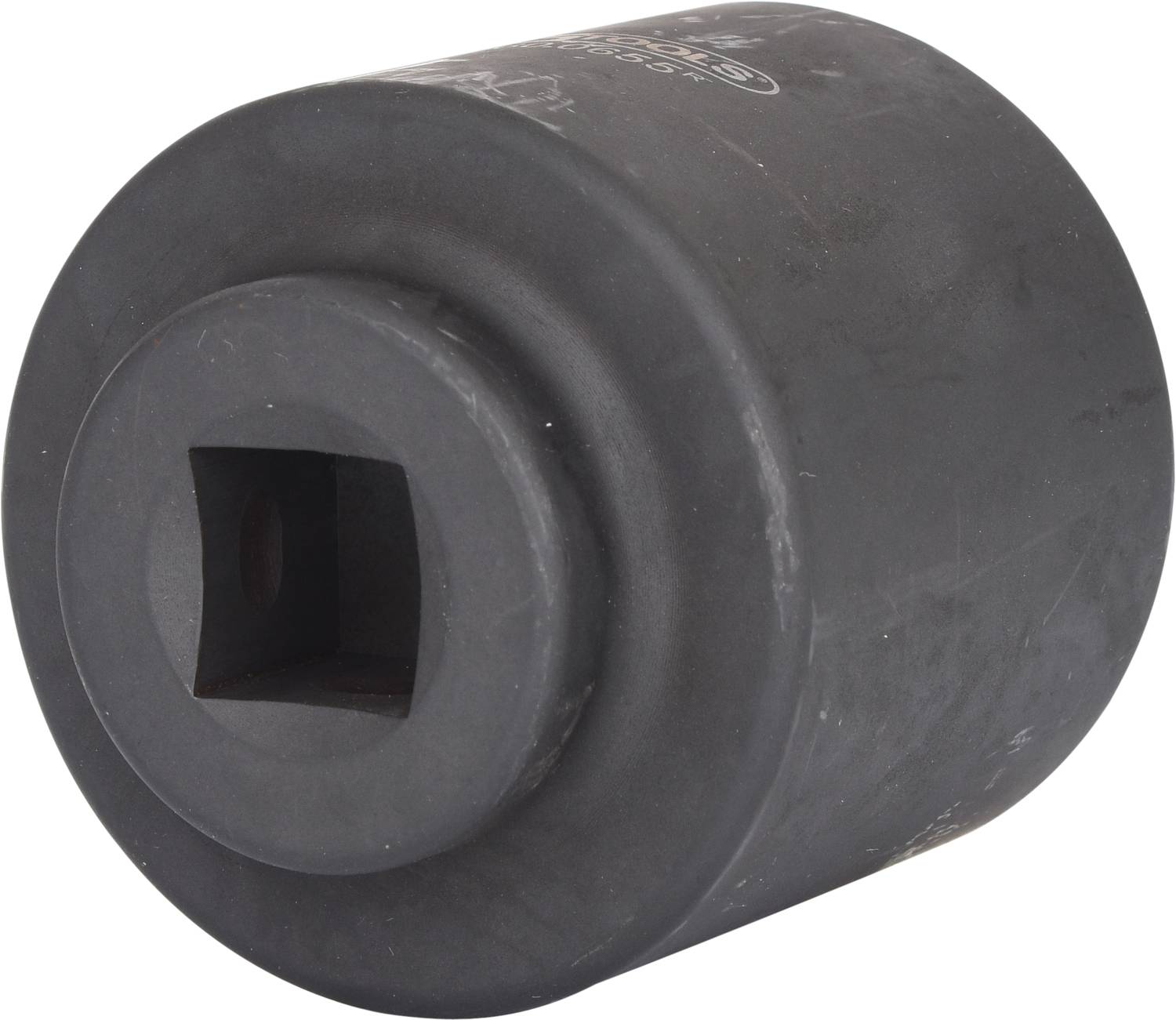Ein großer, zylindrischer Metalladapter mit quadratischem Loch in der Mitte. Wird typischerweise für Drehmomentschlüssel verwendet.