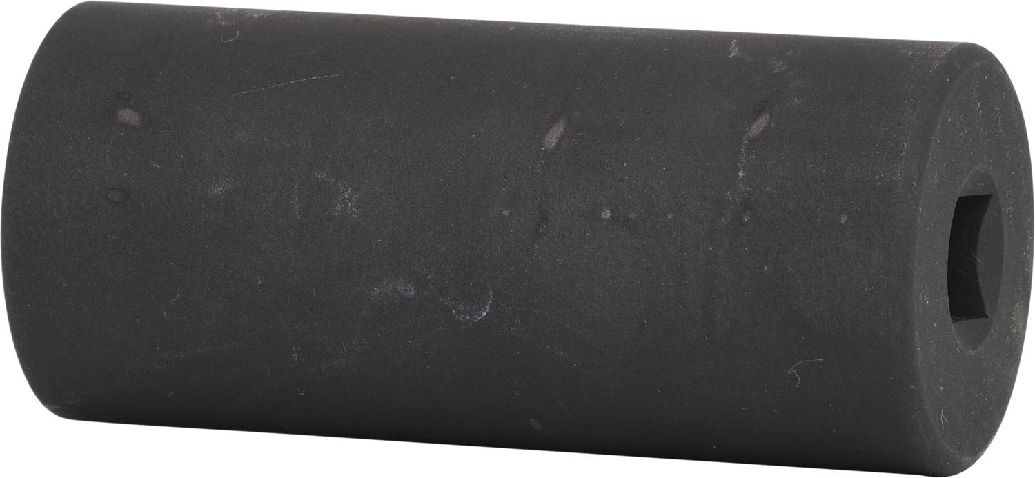 Ein zylindrisches Werkzeug aus schwarzem Material mit einer quadratischen Vertiefung an einem Ende, wahrscheinlich ein Steckschlüsseladapter.