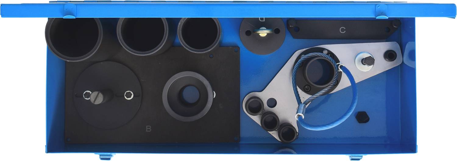'Verschiedene Düsen und Anschlüsse in einer blauen Box für industrielle Anwendungen, beschriftet mit B und C, oben, und rechts.'