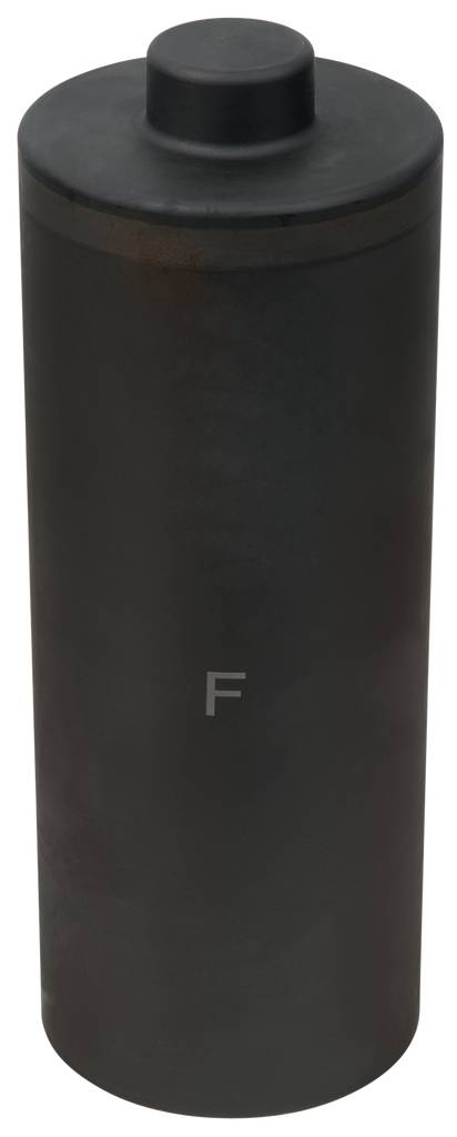 Schwarze Metallflasche mit Deckel, auf der ein einzelner Buchstabe 'F' in Weiß steht, vor einem neutralen Hintergrund.