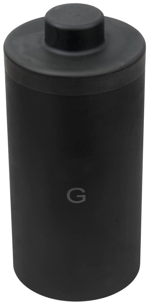Eine schwarze zylindrische Flasche mit Deckel und einem 'G' auf der Vorderseite.