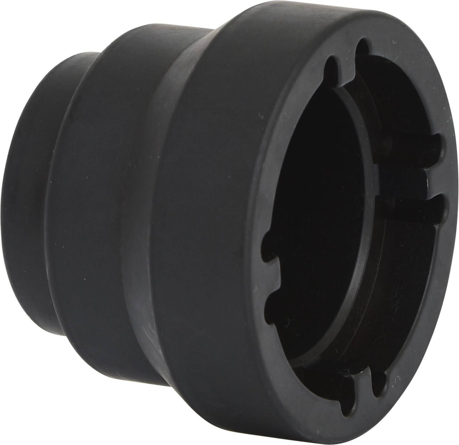 Ein schwarzes, zylindrisches Adapterstück mit mehreren Aussparungen am Rand, vermutlich aus Metall oder Kunststoff, zur technischen Verwendung.