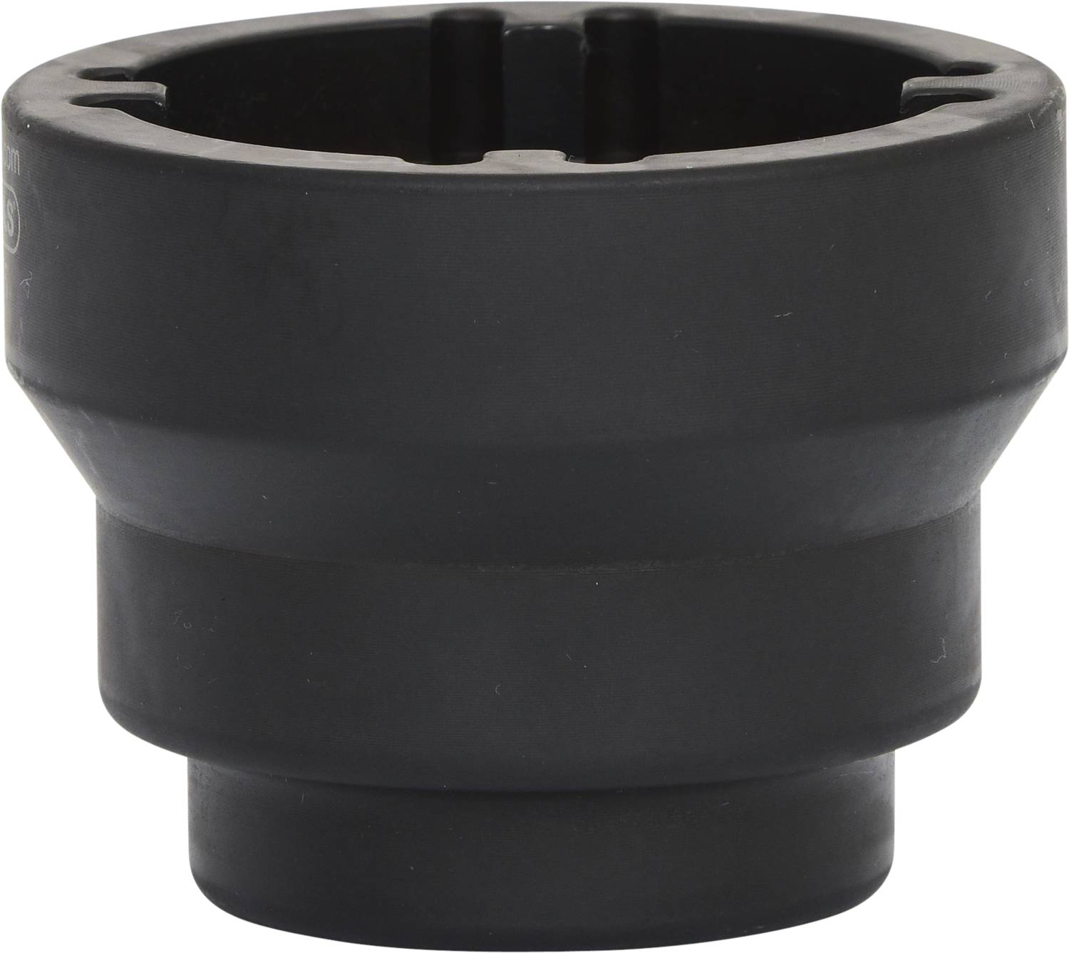 Ein schwarzer, zylindrischer Adapter, möglicherweise ein mechanisches Teil oder Werkzeugaufsatz, steht vor weißem Hintergrund.