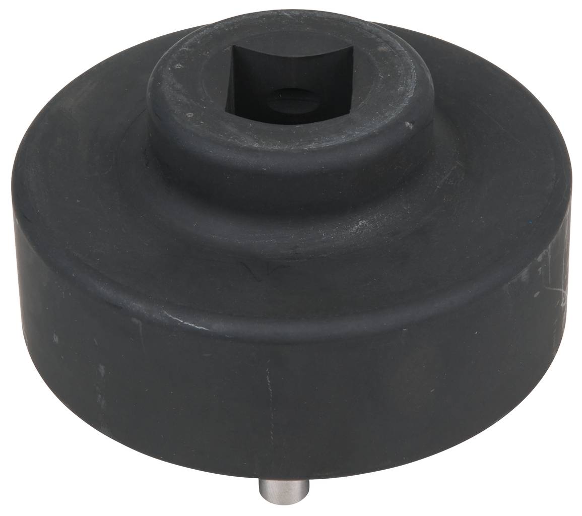 Schwarzes, zylindrisches Metallteil mit quadratischer Aussparung oben, möglicherweise ein spezielles Werkzeug oder Adapterstück.