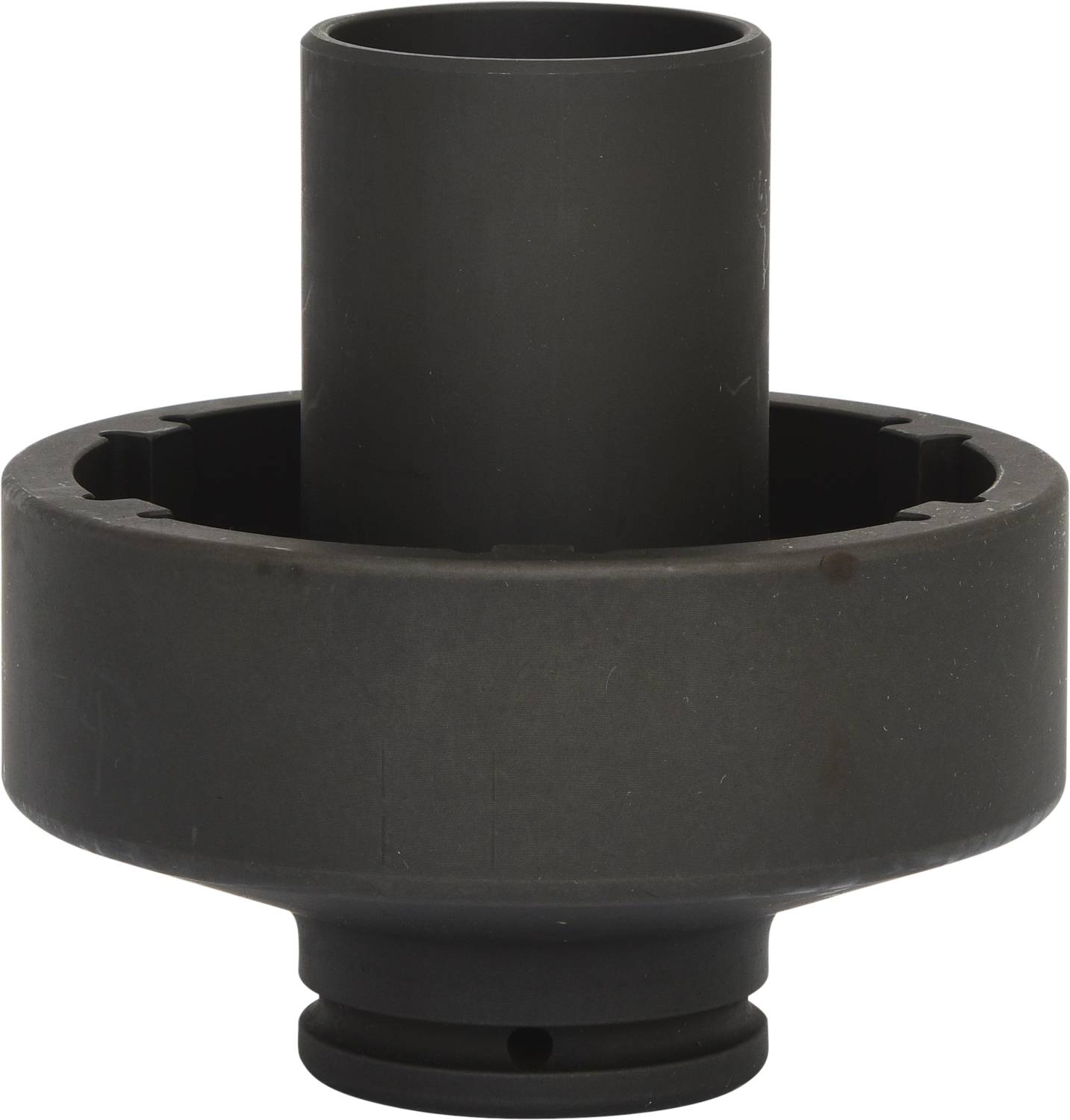 Schwarzes Metallteil mit zylindrischer Basis und erhöhter vertikaler Röhre, möglicherweise ein Maschinenteil oder Adapter.