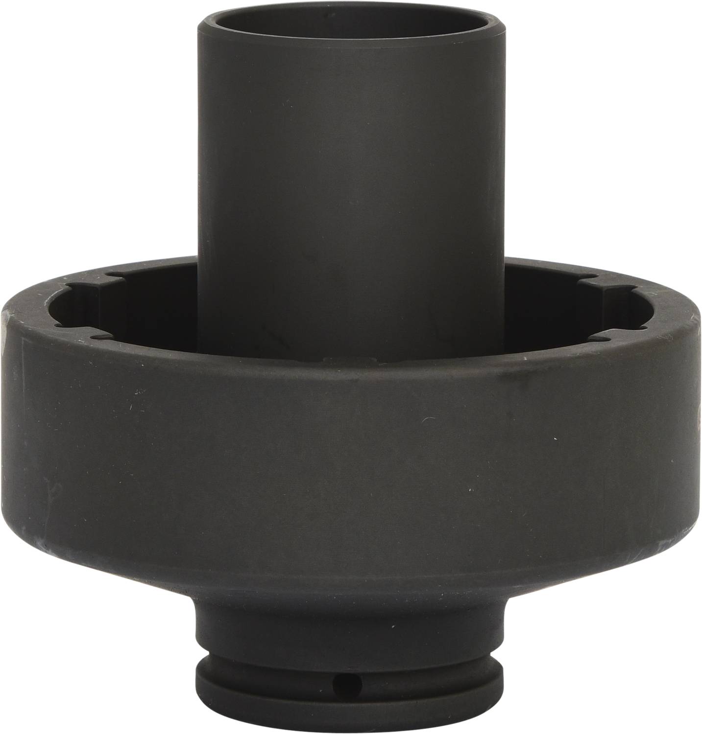 Dunkler zylindrischer Adapter mit breitem Rand und schmalerer, erhöhter Mittelöffnung, vermutlich Teil eines technischen Geräts.