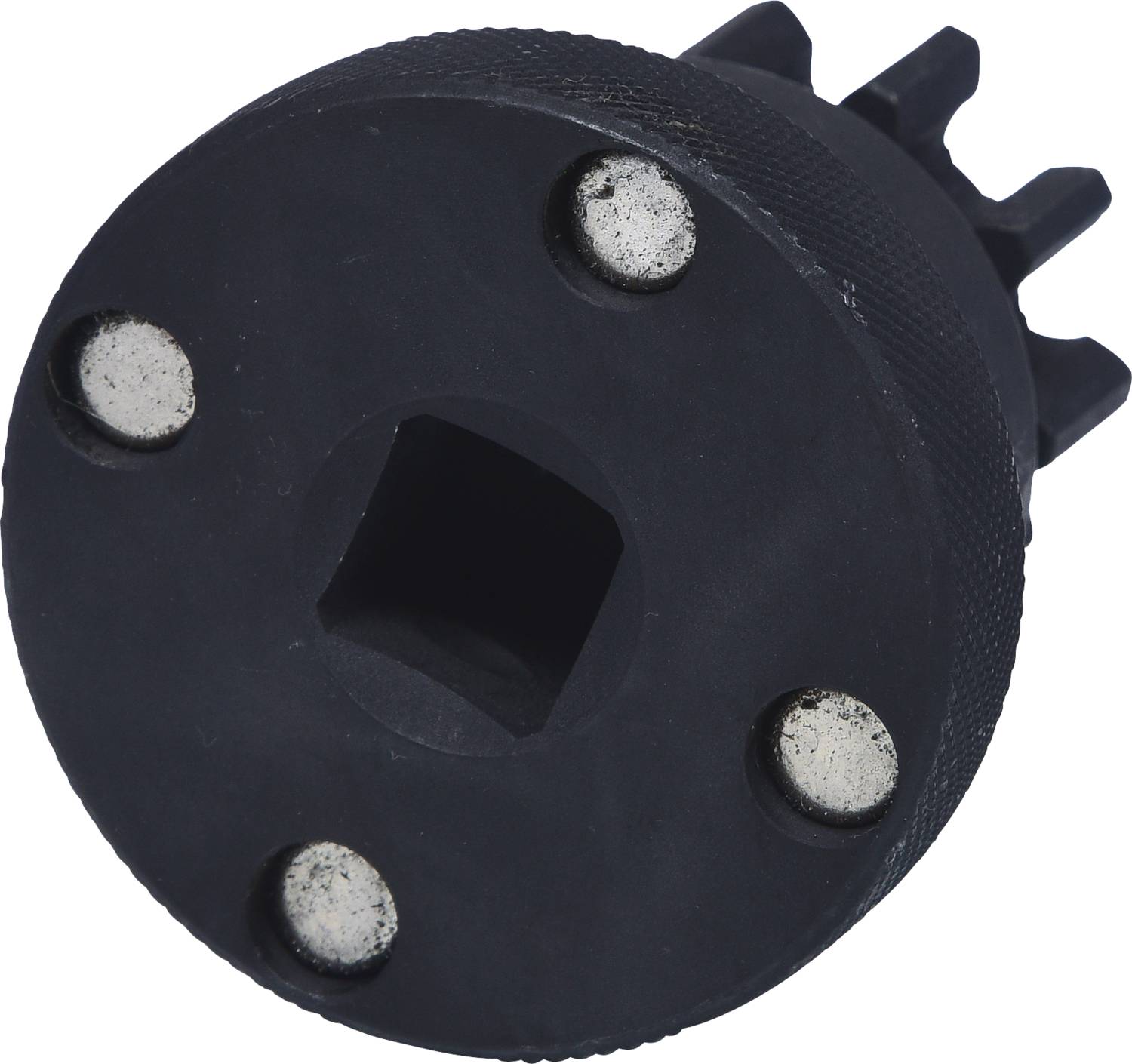 Ein schwarzes Metallwerkzeug mit vier abgerundeten Metallstiften und einer quadratischen Aussparung in der Mitte, möglicherweise ein Schraubenschlüsselaufsatz.