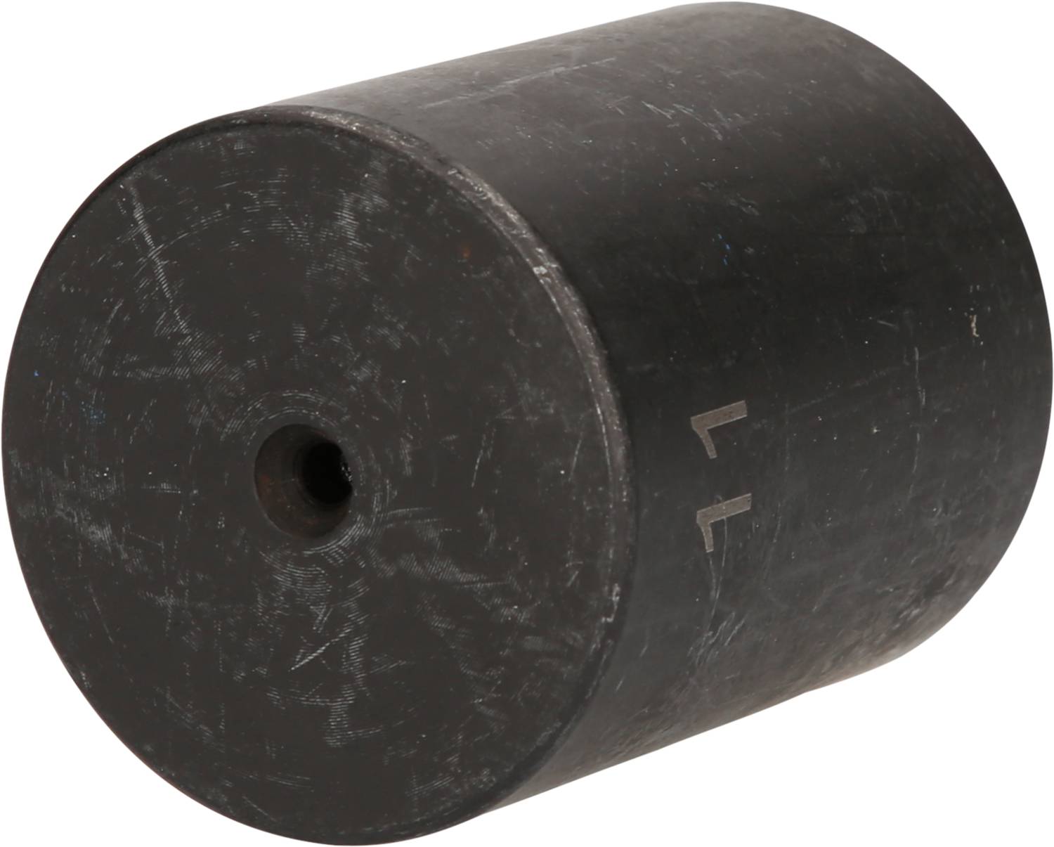 Ein zylindrisches, schwarzes Metallstück mit einem zentralen Loch, auf einer Seite mit der eingeprägten Zahl '11'.