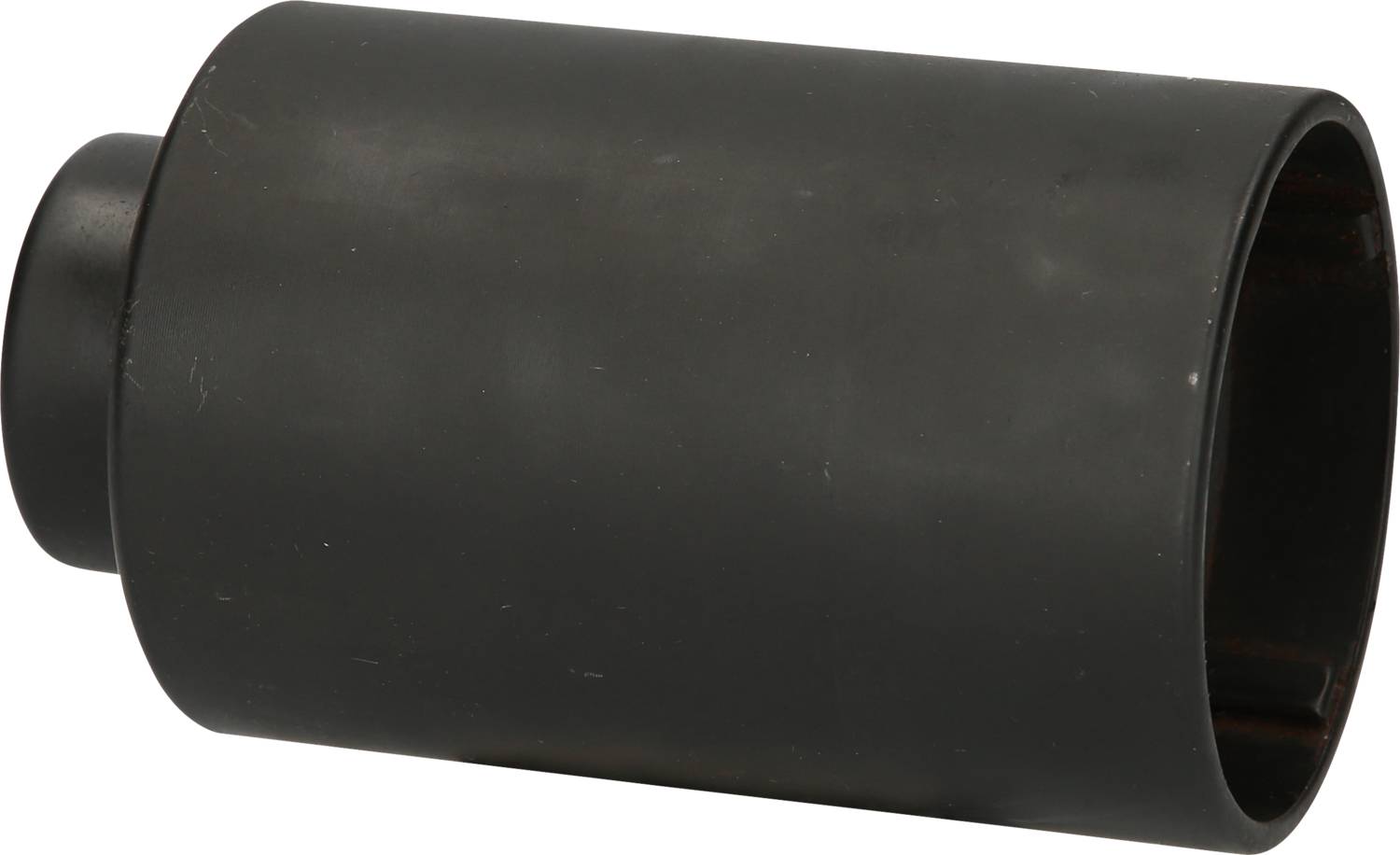 Ein schwarzes, zylindrisches Rohr, leicht nach links geneigt.