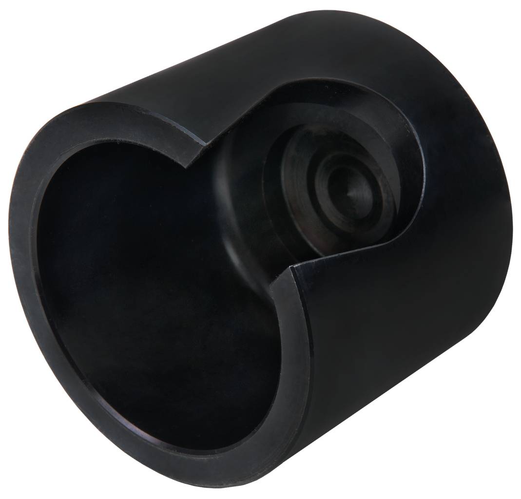 Schwarzes Metallteil in zylindrischer Form mit einer Aussparung auf einer Seite.