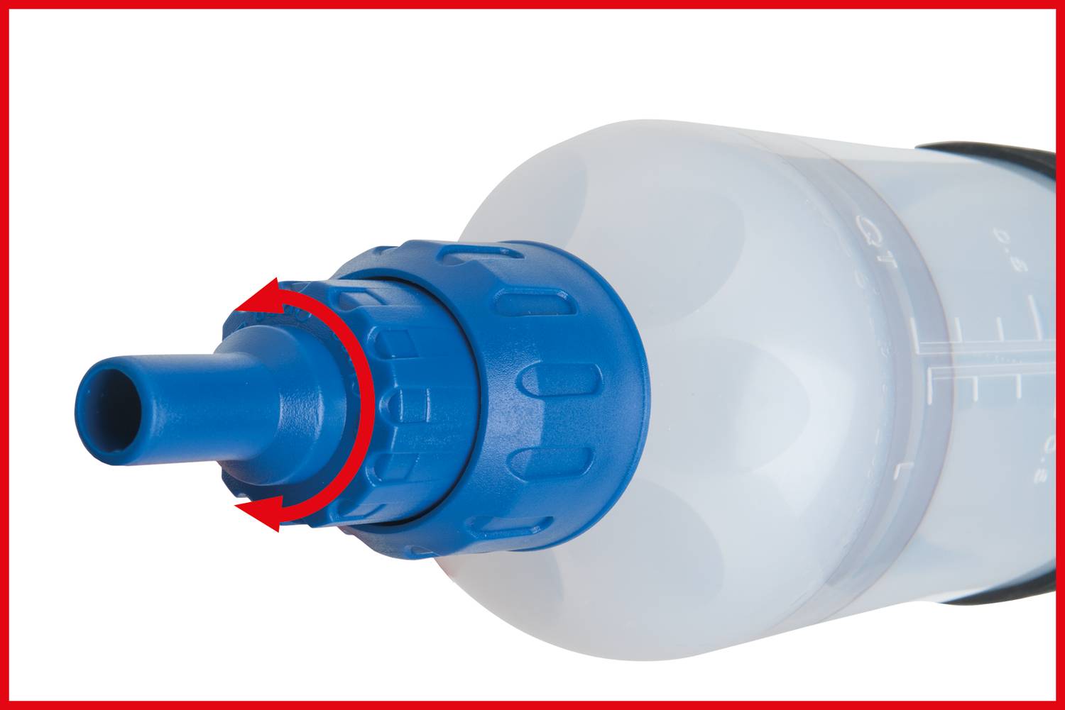 Nahaufnahme einer blauen Düse mit Pfeilen, die eine Drehbewegung anzeigen, befestigt an einem weißen Behälter mit Messskala.