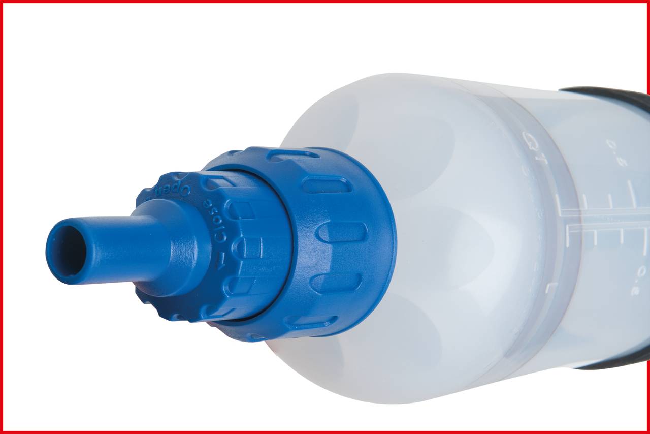 Flasche mit blauer Düse, teilweise durchsichtig, auf weißem Hintergrund.