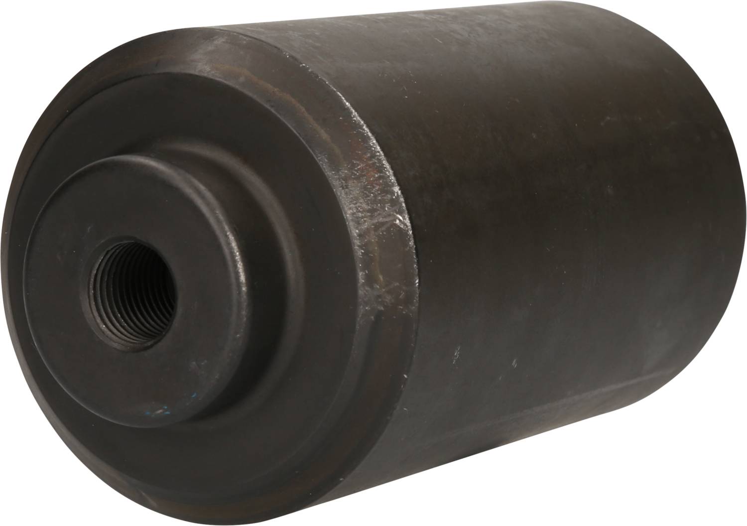 Ein zylindrisches, metallisches Bauteil mit einer Gewindebohrung an einem Ende. Möglicherweise ein Maschinen- oder Rohrleitungselement.