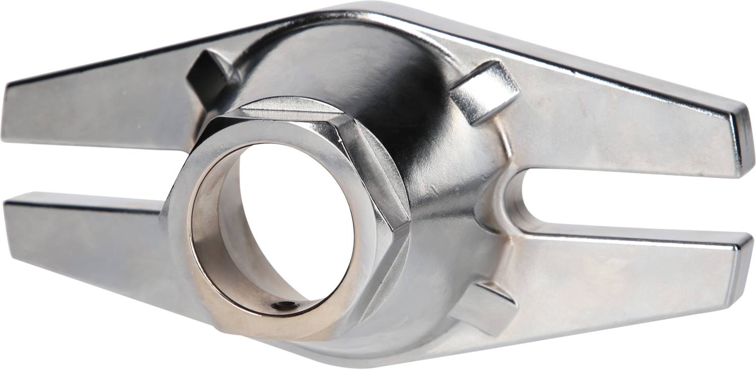 Metallobjekt mit symmetrischen Flügeln, möglicherweise Teil eines mechanischen Systems, mit zentraler Öffnung und glänzender Oberfläche.