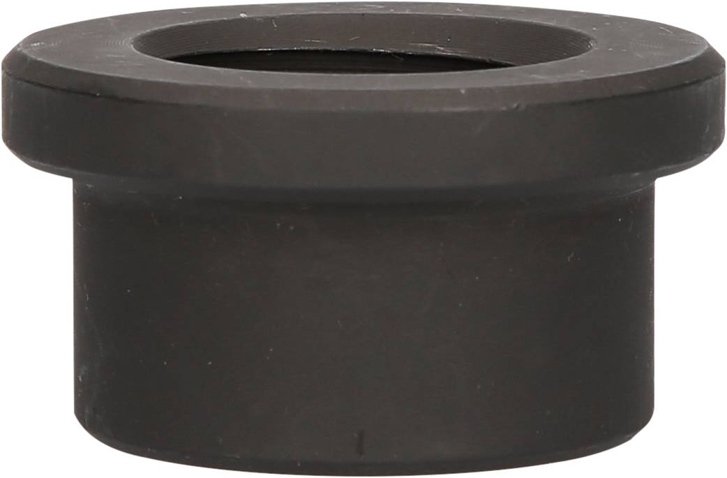 Ein schwarzer, zylindrischer, breitrandiger Kunststoffadapter mit großem mittig platziertem rundem offenen Loch oben, aus seitlicher Perspektive.