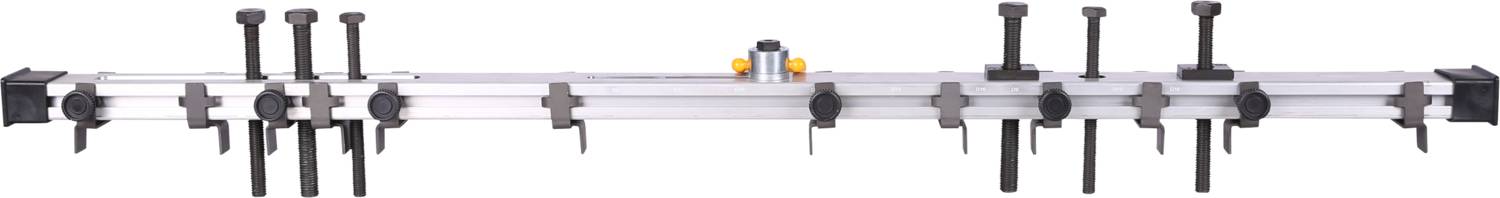 Eine lange, metallische Aluminium-Konstruktionsschiene mit mehreren Klemmhalterungen und Schrauben, geeignet für Werkstatteinsätze.