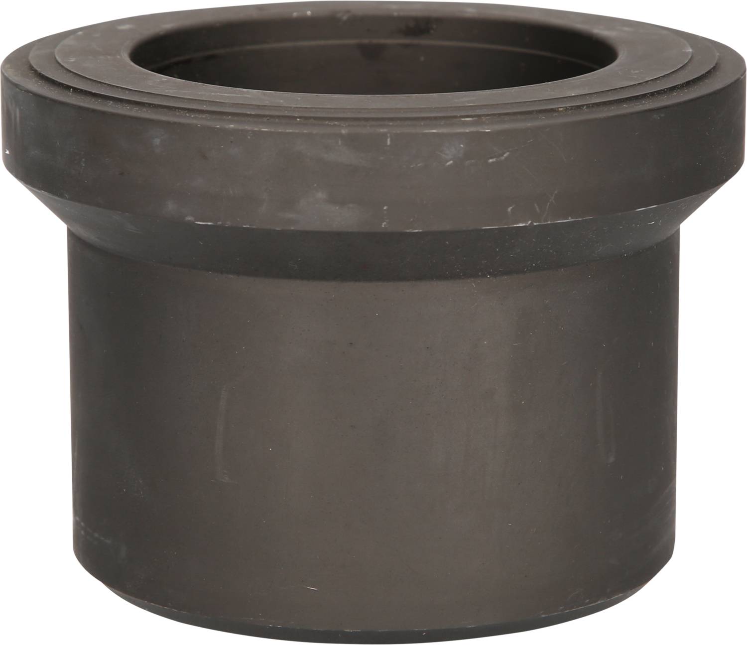 Ein zylindrisches, dunkelgraues Metallteil mit breitem Rand am oberen Ende. Es scheint industriell gefertigt zu sein.