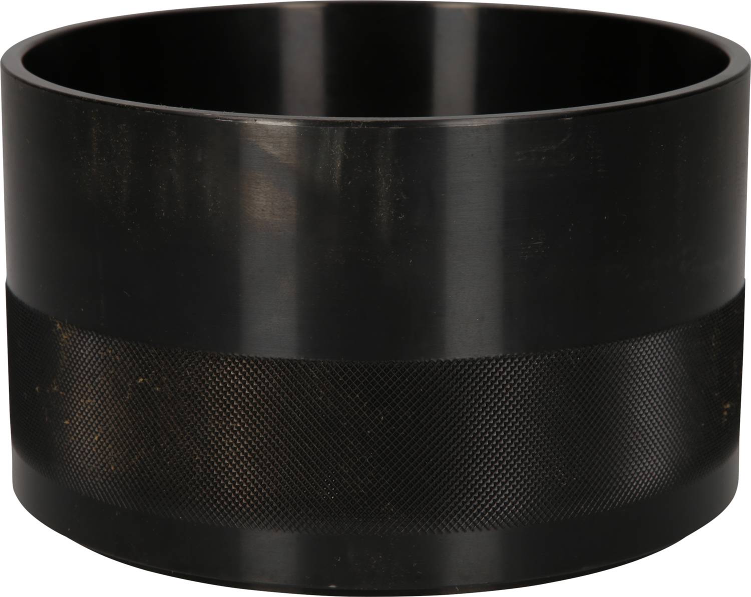 Schwarz zylindrischer Metallbehälter mit texturierter Oberfläche im mittleren Bereich.