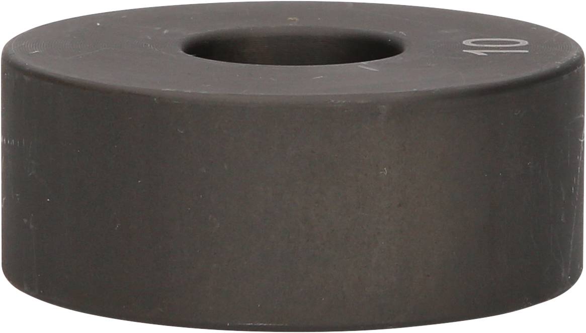 Ein runder, dunkler Metallring mit einem großen mittigen Loch. Die Oberfläche ist glatt; die Zahl '10' ist an der Seite eingraviert.