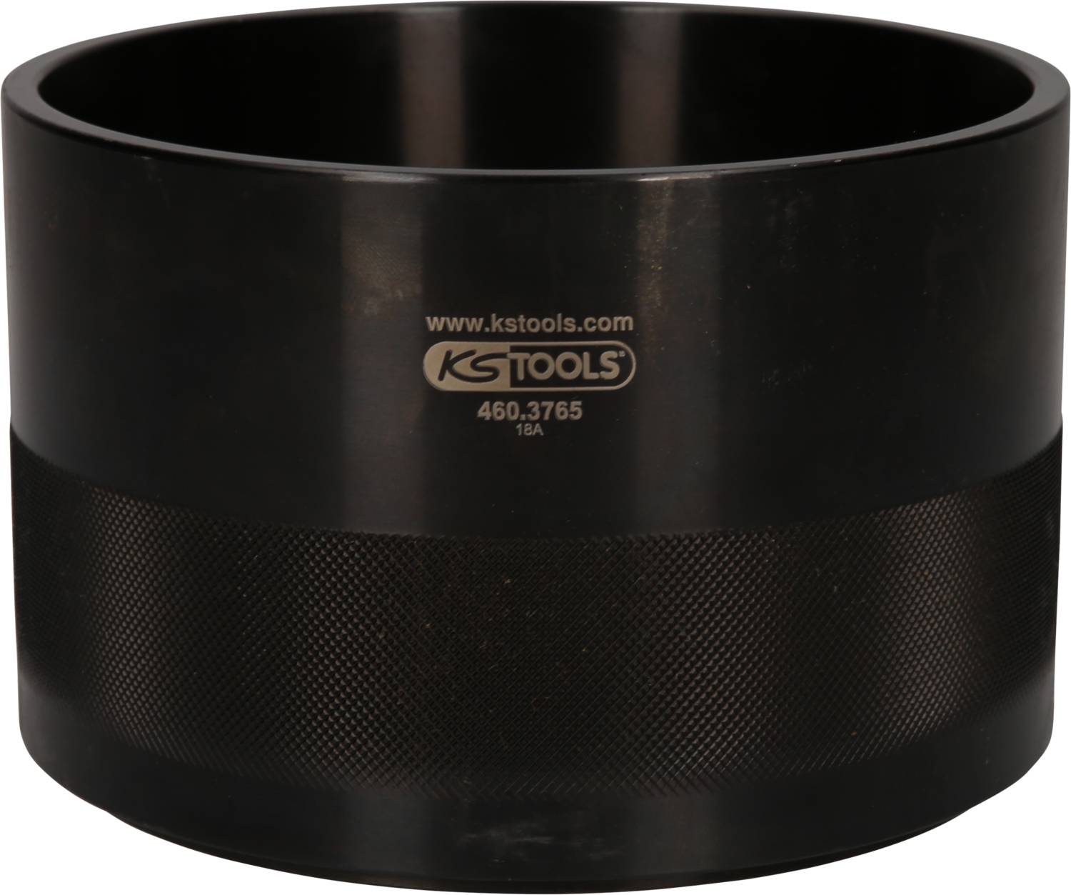 Ein schwarzer zylindrischer Metallring mit der Aufschrift 'www.kstools.com' und '460.3765' auf der Oberfläche.