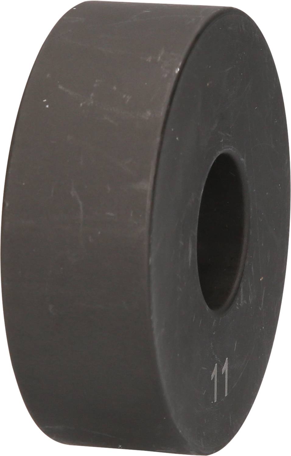 Schwarzer, kreisförmiger Magnet mit Loch in der Mitte, etwa wie eine Scheibe geformt.