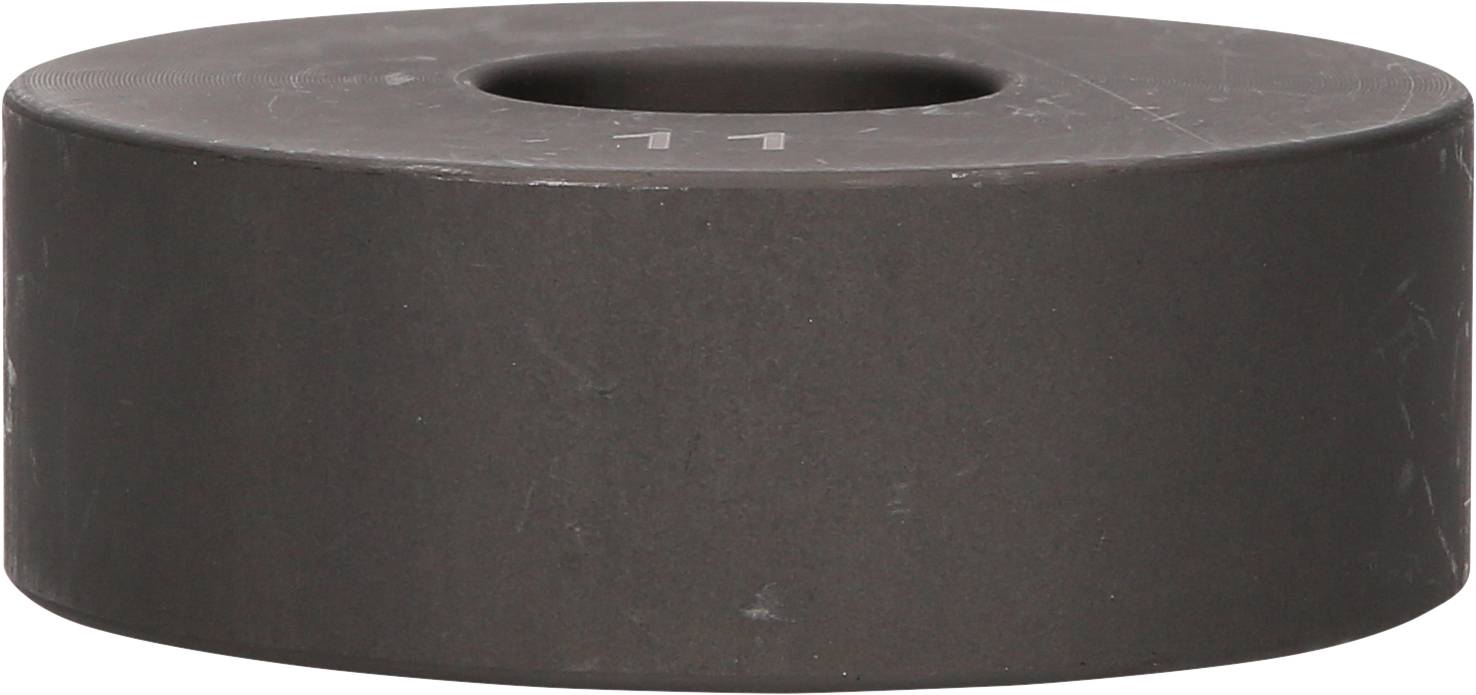 Ein runder, flacher Ring aus metallischem Material mit einem großen zentralen Loch.
