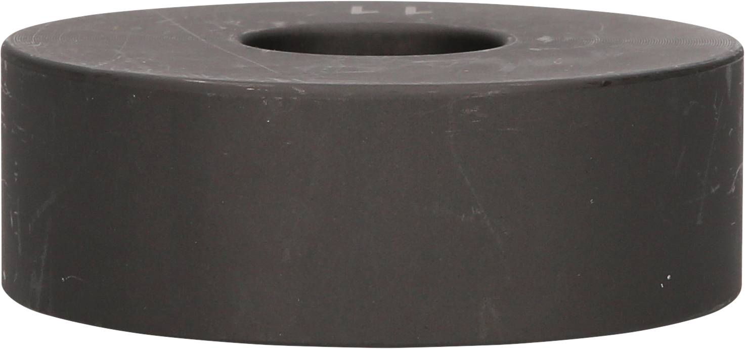 Schwarzer, runder, flacher Magnet mit zentralem Loch, auf weißem Hintergrund.