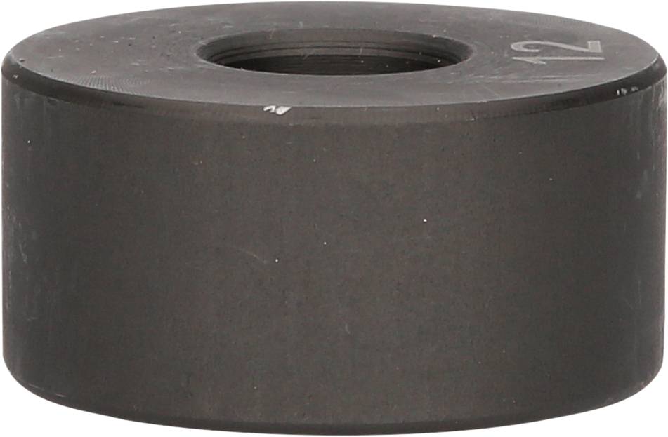 Schwarzes, zylindrisches Metallteil mit einem zentralen Loch, ähnlich einer Unterlegscheibe, oft in Hardware- oder Maschinenkontexten verwendet.