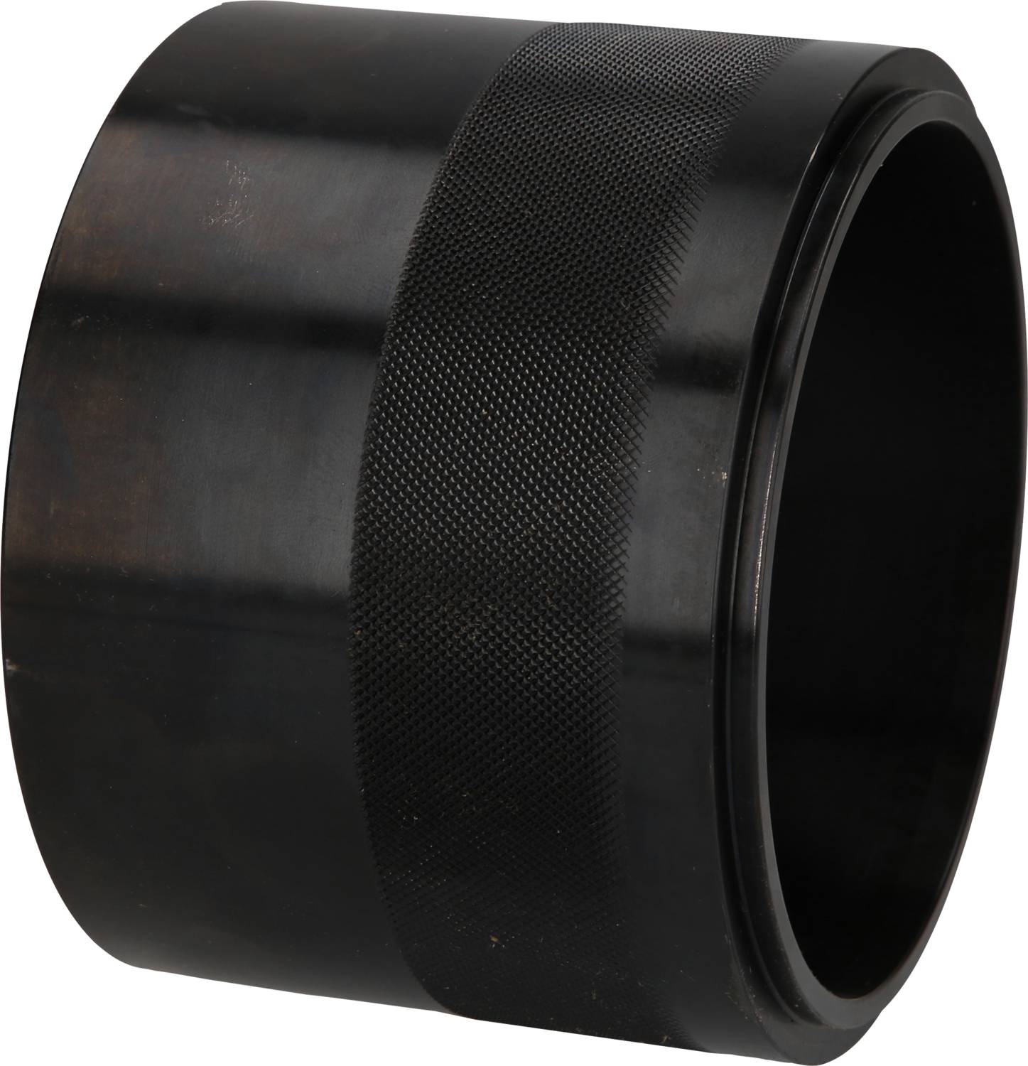 Ein schwarzer, zylindrischer Metallring mit einer angerauten Textur auf einem Abschnitt der Oberfläche.